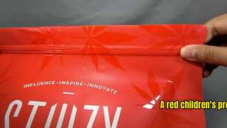 Una borsa protettiva rossa per bambini