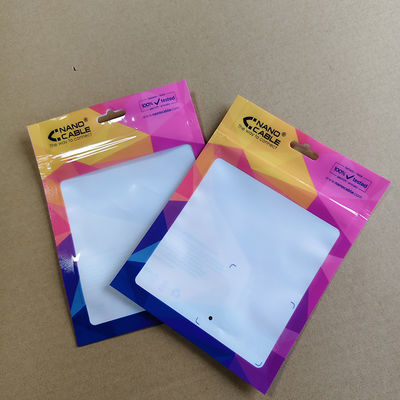 Sacchetti termosaldati a tre lati convenienti con finestra ad alta visibilità per l'imballaggio di piccoli accessori elettronici.